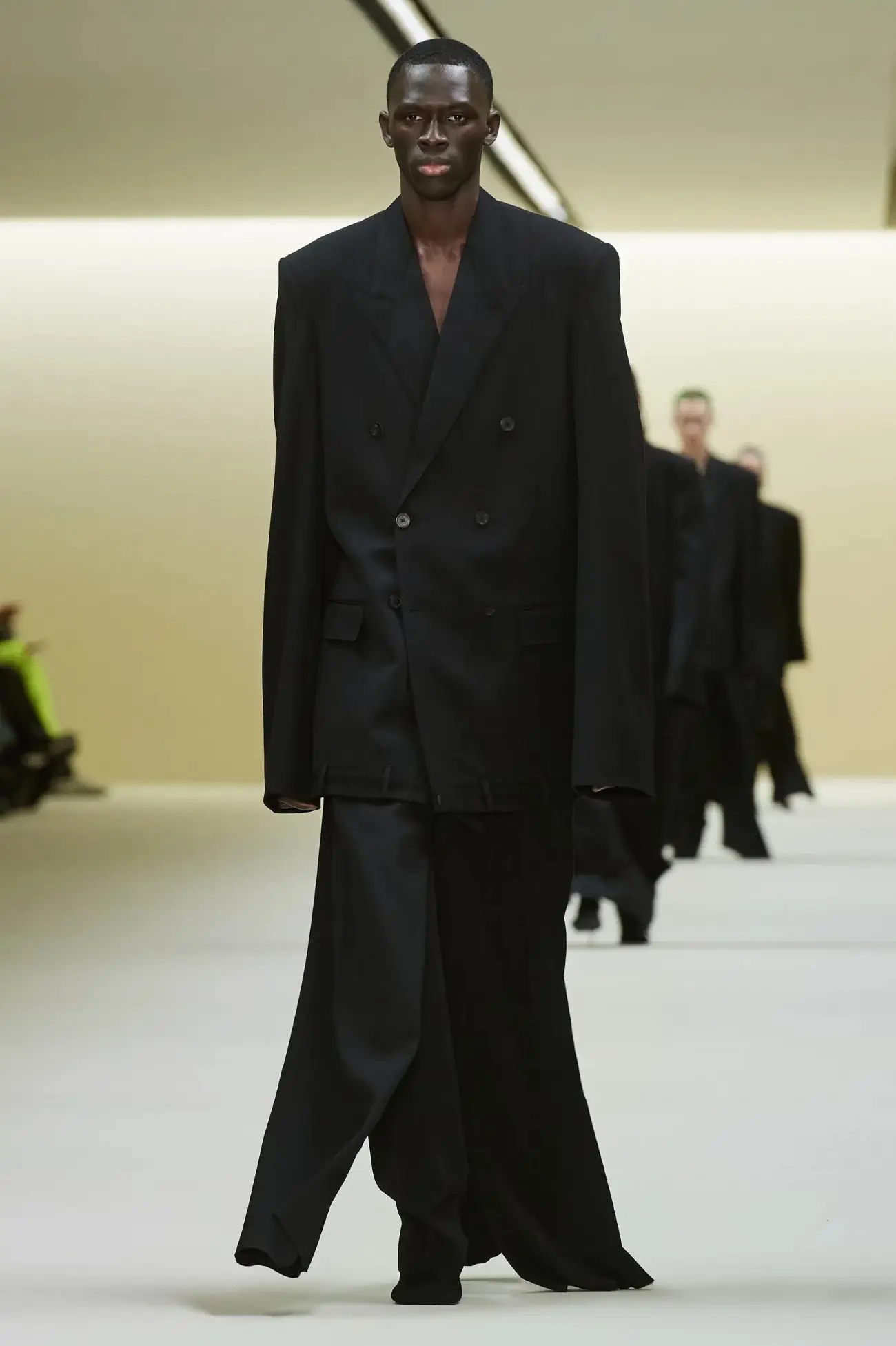 Balenciaga Haute Couture Thu Đông 2023 Thời trang là áo giáp